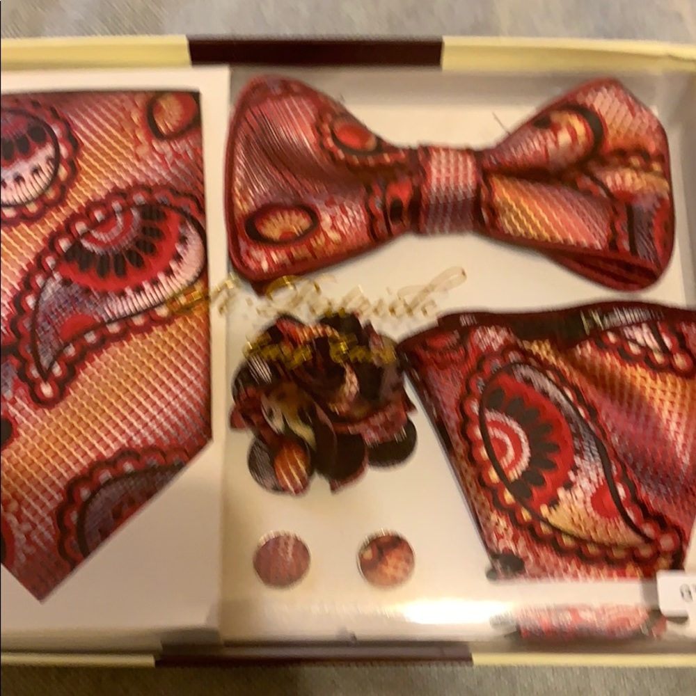 Red set - Picture 2 of 8